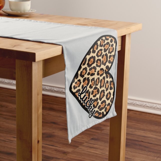 Niedlicher Leopard Herzschlag Valentinstag Kurzer Tischläufer (Beispiel)