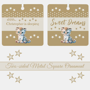 Niedlicher Leopardenname ist "Schlafbraun" Ornament Aus Metall