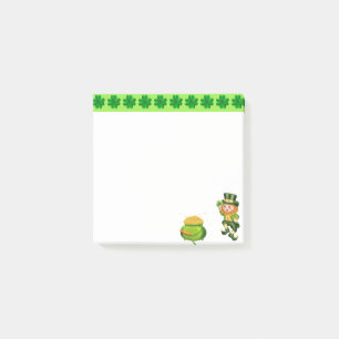 Niedlicher Leprechaun, Glückskleeblätter und Goldt Post-it Klebezettel