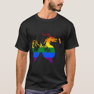 Niedlicher lesbischer Drache, der die Flagge hält T-Shirt