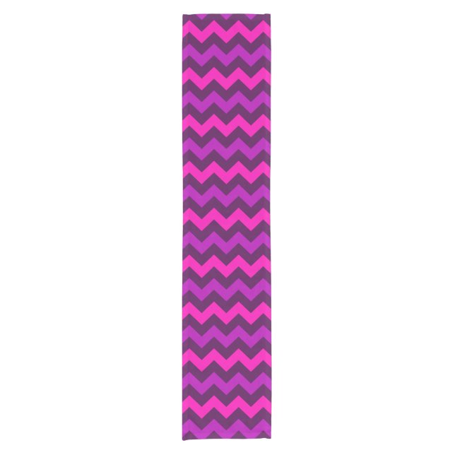 Niedlicher Lila rosa Chevrons Kleiner Tischläufer (Vorderseite)
