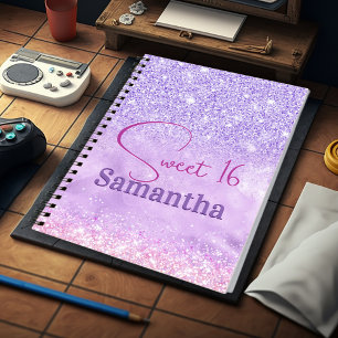 Niedlicher lila rosa Glitzer Geburtstagsmonogramm Notizblock