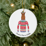 Niedlicher Llama mit Funny Ugly Christmas Sweater Keramikornament<br><div class="desc">Funny Winter Weihnachtsbaum-Ornament mit einem Lama mit einem "Ugly" Weihnachtskraut. Eigentlich denken wir, dass er ziemlich niedlich ist! Fügen Sie unten Ihren benutzerdefinierten Text hinzu oder löschen Sie ihn. Ein perfektes Weihnachts- oder Wintergeschenk für Tiere oder Lama Liebhaber. Auch als ein Gefallen für ein Ugly Weihnachten Party und White Elephant...</div>