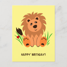 Niedlicher Löwe im Gras mit Ladybug Postkarte