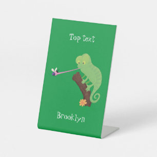 Niedlicher, lustig-grün-fröhlicher Chameleon-Carto Sockelschild