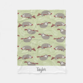 Niedlicher lustiger Sloth, der im Baum-Name-Text Fleecedecke