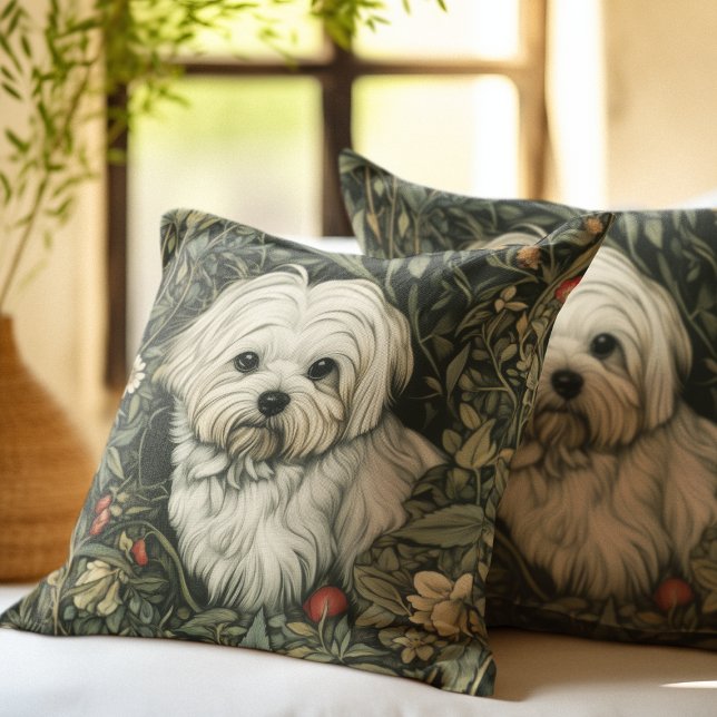 Niedlicher maltesischer Hund in einem William Morr Kissen (Von Creator hochgeladen)