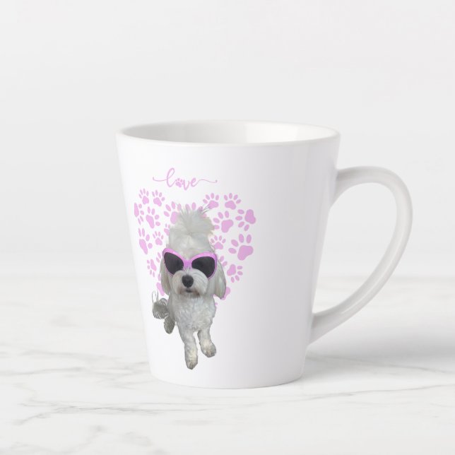 Niedlicher maltesischer Hund mit rosa Sonnenbrille Milchtasse (Rechts)