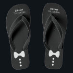 Niedlicher Mock Tuxedo Krawatte Groom Black Weddin Flip Flops<br><div class="desc">Diese niedlichen Flip Flops sind der ideale Weg für den Bräutigam, seine Schuhe anzustoßen und an seinem Hochzeitsempfang zu feiern. Sie zeichnen sich durch ein niedliches und lustiges Smock-Design aus, das einfach, niedlich und unterhaltsam mit einer weißen Bogen-Krawatte und Tasten auf einem schwarzen Hintergrund mit seinem Namen und Titel ist....</div>