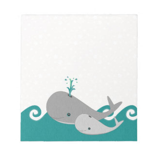 Niedlicher Moma- und Baby-Whale auf den Wellen Notizblock