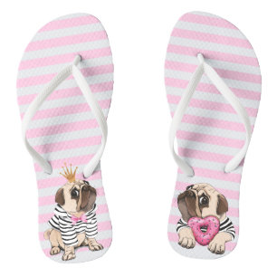 Niedlicher Mops mit Kronen und rosa Herznebel Flip Flops