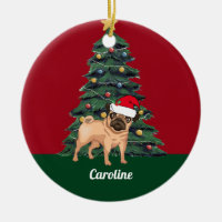 Niedlicher Mops zu Weihnachten in der Weihnachtsma