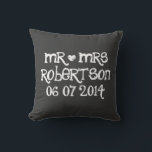 Niedlicher Mr. and Mrs. chalkboard Hochzeitskissen Kissen<br><div class="desc">Angepasster Herr und Frau schwarze Chalkboard Hochzeitskissen werfen Kissen. Personalisierte Kreidekissen für Sofa oder Bett aus schwarzem Kreide.  Fun Design mit weißem Herzen und Name des neuen Paar. Niedliche Wohngestaltung personalisiert für Braut und Bräutigam / Ehemann und Ehefrau. Romantische Hochzeitsgeschenke für Neuvermählte.</div>