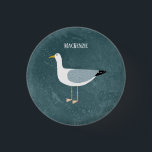 Niedlicher Name der Seagull Button<br><div class="desc">Eine vom Ozean stehende,  freche Möwe. Ideal für diejenigen,  die Liebe Seevögel und die Küste. Personalisieren Sie das Programm,  indem Sie den Namen ändern oder entfernen.</div>