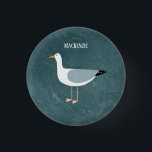 Niedlicher Name der Seagull Button<br><div class="desc">Eine vom Ozean stehende,  freche Möwe. Ideal für diejenigen,  die Liebe Seevögel und die Küste. Personalisieren Sie das Programm,  indem Sie den Namen ändern oder entfernen.</div>