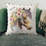 Niedlicher Name des Blütenpferdes Personalisiert Kissen<br><div class="desc">Niedliches Aquarellpferd Personalisierter Name Kissen Kissen Kissen Kissen mit hübschen bunten Blume in blau,  gelb,  rosa und lila mit Ihrem personalisierten Namen in modernen Kalligraphie-Skripten. Von Evco Studio entworfen www.zazzle.com/store/evcostudio</div>