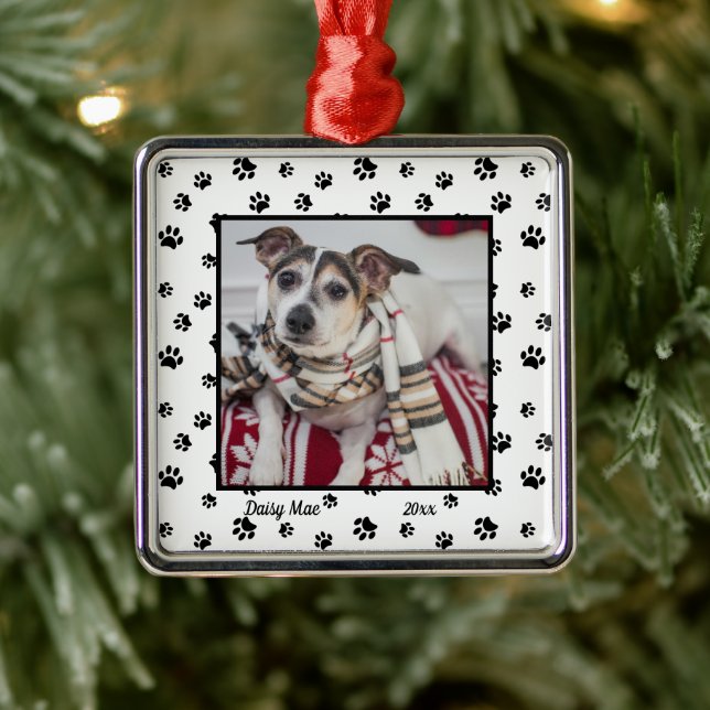 Niedlicher Name und Jahr des Hundes mit schwarzen  Silbernes Ornament (Baum)