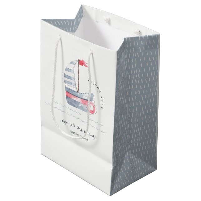 Niedlicher Nautic Soft Red Blue Sailboat Kindergeb Mittlere Geschenktüte (Vorderseite Schrägansicht)