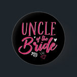 Niedlicher Onkel der Bride Pink-Kalligraphie-Schri Button<br><div class="desc">Vintage kalligraphische Skript-Schriftart-Design für Verlobungsfeier, Probe-Dinner, Brautparty oder Junggeselinnen-Abschied. Matching Hochzeitsartikel für die Braut, ihre Familie und Freunde. Helle Rosa Farbe für einen lustigen Abend mit Braut, Trauzeugin, Brautjungfrau, besten Freunden und der ganzen Hochzeitsfeier Crew. Feiern Sie, verlobt zu sein und mit dieser niedlichen Blume und Diamantring Doodle zu heiraten....</div>