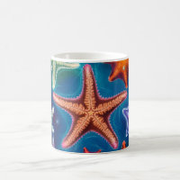 Niedlicher orangefarbener Seestern in der Tasse