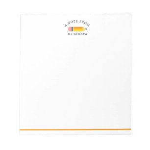 Niedlicher orangefarbener Stift aus dem Namen des  Notizblock