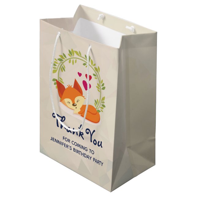 Niedlicher Orangenfuchs, rote Herzen und ein grüne Mittlere Geschenktüte (Vorderseite Schrägansicht)