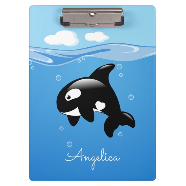 Niedlicher Orca-Wal im Ozean mit Individuelle Name Klemmbrett (Vorderseite)