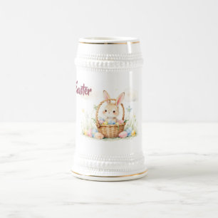 Niedlicher Osterhase im Korb mit farbenfrohen Eier Bierglas