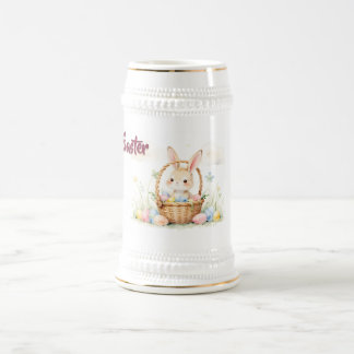 Niedlicher Osterhase im Korb mit farbenfrohen Eier Bierglas