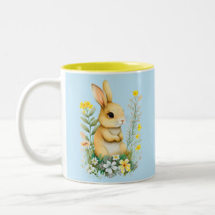 Niedlicher Osterhase mit Blume und Monogramm Zweifarbige Tasse