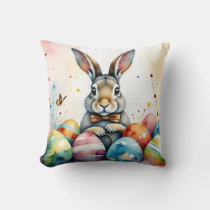 Niedlicher Osterhase mit farbenfrohen bemalten Eie Kissen
