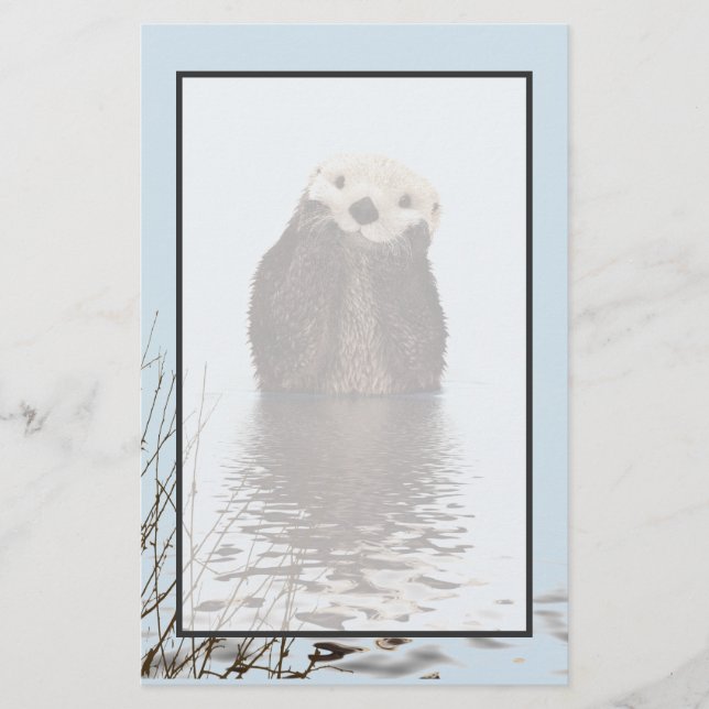 Niedlicher Otter Stehend in einem Teich hält sein  Briefpapier (Vorderseite)