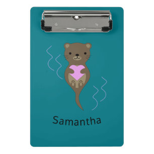 Niedlicher Otter umarmt das Herz Mini Klemmbrett