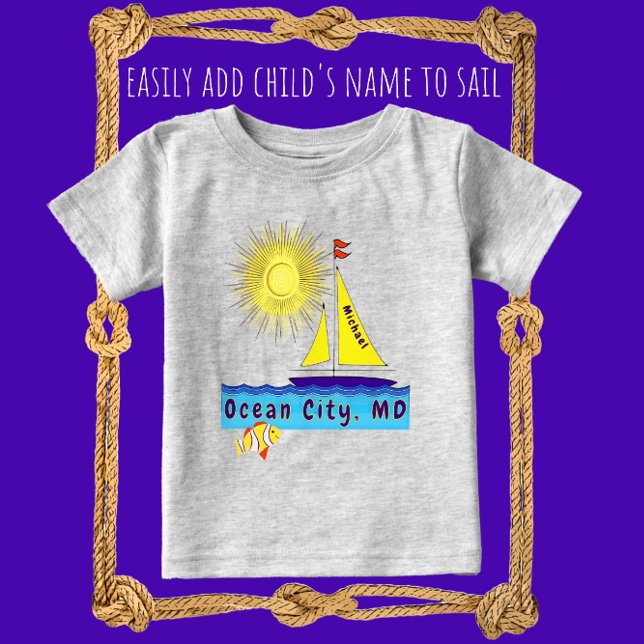 Niedlicher Ozean City Sailboat Sonne und Fisch mit Baby T-shirt (Adorable little sailboat shirt with name.)