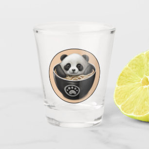 Niedlicher Panda-Bär, der in einer Schüssel Ramen  Schnapsglas