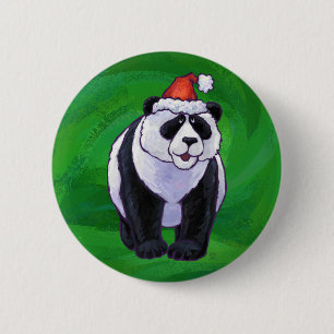 Niedlicher Panda-Bär in Weihnachtsmannmütze auf Gr Button