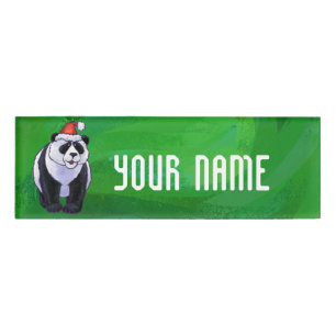 Niedlicher Panda-Bär in Weihnachtsmannmütze auf Gr Namenschild