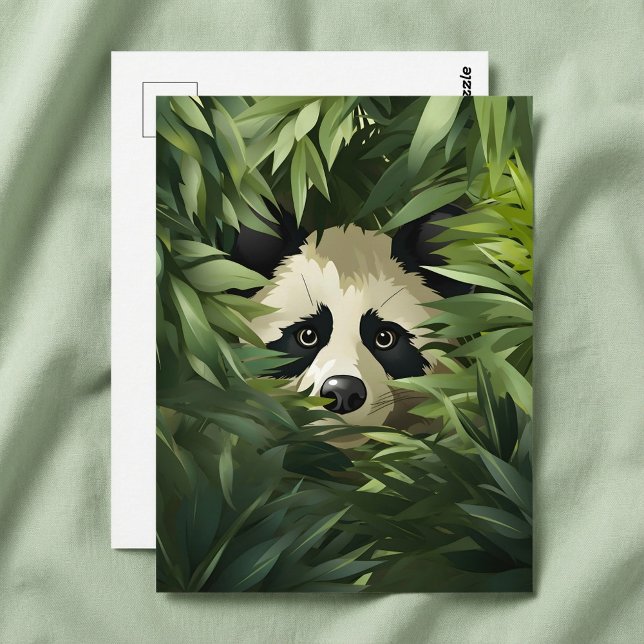 Niedlicher Panda-Bär versteckt sich hinter grünen  Postkarte (Cute panda bear hiding behind green bamboo leaves postcard.)