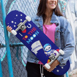Niedlicher Panda-Bärenastronaut auf Raketenschiffs Skateboard<br><div class="desc">Das Niedliche Panda Bären Astronaut auf dem Rocket Ship Birthday Design! Dieses bezaubernde marineblaue Design ist perfekt für die personalisierte Geburtstagsfeier eines jeden Babys. Der niedliche Cartoon verfügt über einen kawaii-panda-Bärenastronauten, der auf einem Raketenschiff durch den Weltraum fliegt. Mit der herzerwärmenden Nachricht "Ich Liebe dich zum Mond" auf dem Design...</div>