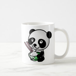 Niedlicher Panda, der Reis von der Schüssel mit Kaffeetasse