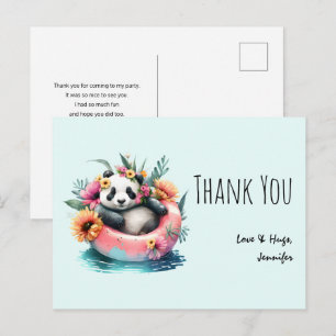 Niedlicher Panda entspannt in einem Schwimmreifen Postkarte