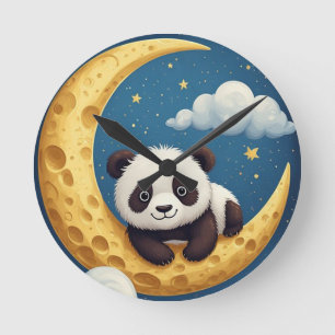 Niedlicher Panda sitzt auf einem goldenen Halbmond Runde Wanduhr