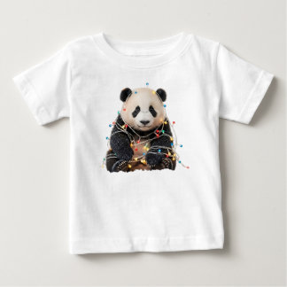 Niedlicher Panda, verheddert in Weihnachtslichtern Baby T-shirt