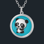 Niedlicher Pandabär aus Schwarz und Weiß Versilberte Kette<br><div class="desc">Eine niedliche und anmutige Abbildung eines schwarz-weißen Panda-Bären,  der sich hinsetzt und glücklich,  freundlich und liebenswert aussieht. Türkisblauer Hintergrund.</div>