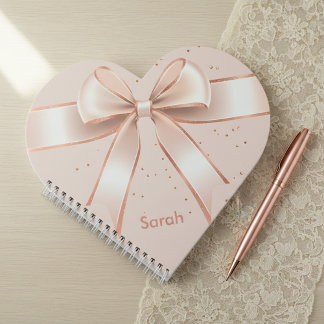 Niedlicher pastellrosa Satin-Bogen personalisierte Notizbuch