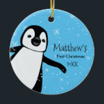 Niedlicher Penguin.Baby's First Christmas Individu Keramik Ornament<br><div class="desc">Das erste Weihnachtsfest des Babys erinnern Sie sich wirklich. Mit einem Sake-Ornament wie diesem,  das Jahr für Jahr auf Ihren Baum gelegt werden kann. Es wird ein wertvolles Geschenk sein. Personalisieren Sie dies,  indem Sie den Namen und das Jahr ersetzen. Mit meiner Pinguin-Illustration in Schwarz-Weiß mit Schnee.</div>