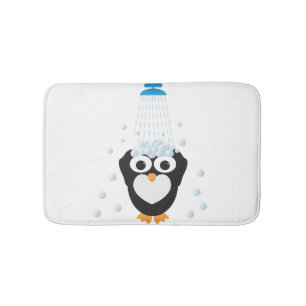 Niedlicher Penguin, der eine Dusche nimmt Badematte