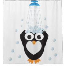 Niedlicher Penguin, der eine Dusche nimmt