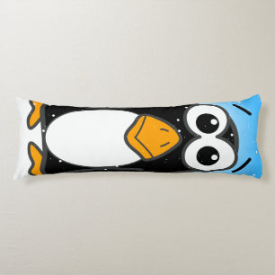 Niedlicher Penguin im Schnee mit blauem Himmel Seitenschläferkissen