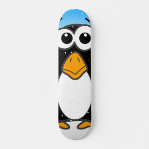 Niedlicher Penguin im Schnee mit blauem Himmel Skateboard